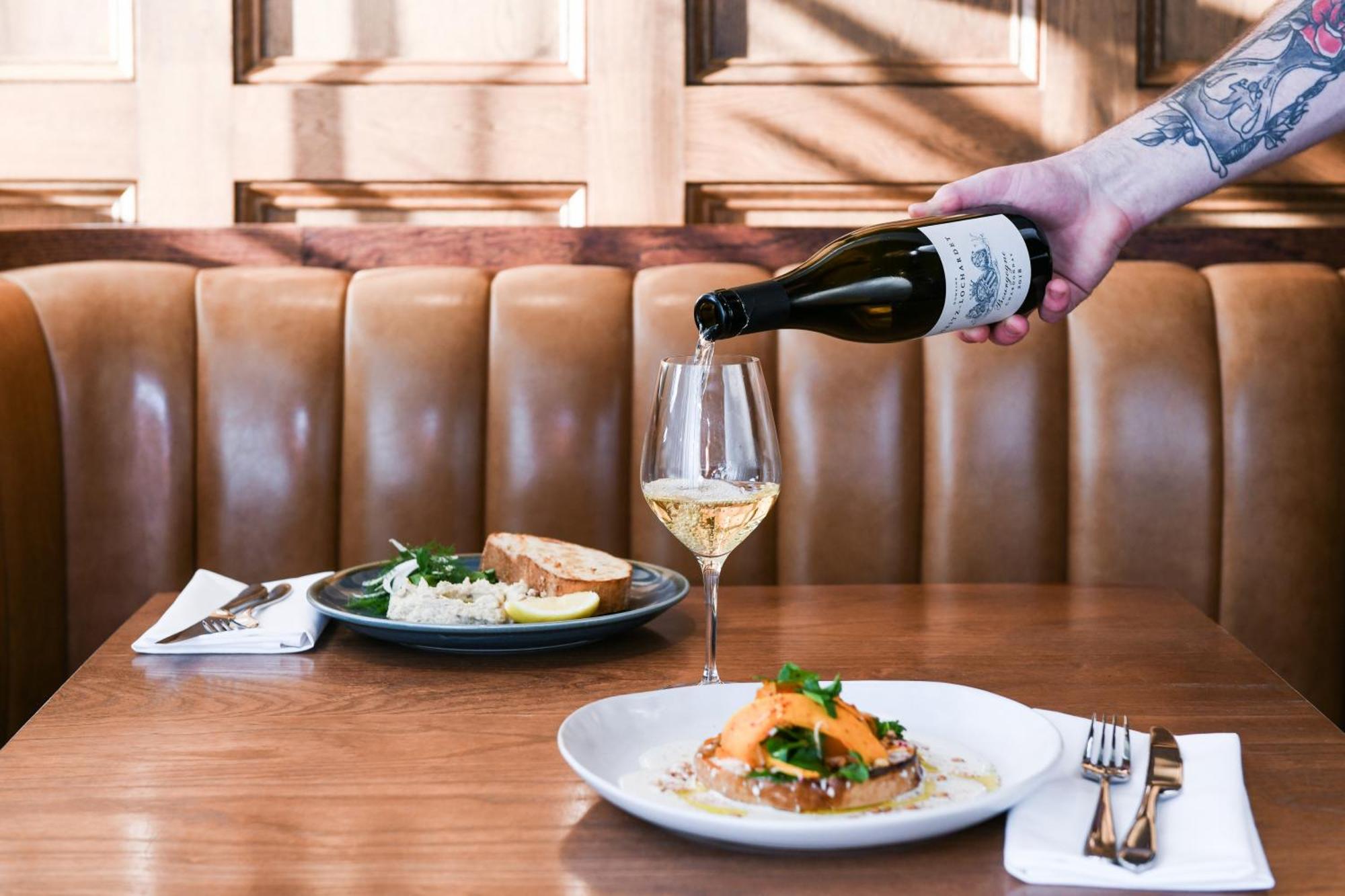 Powerhouse Hotel Tamworth By Rydges Exterior foto A server pours wine at a restaurant